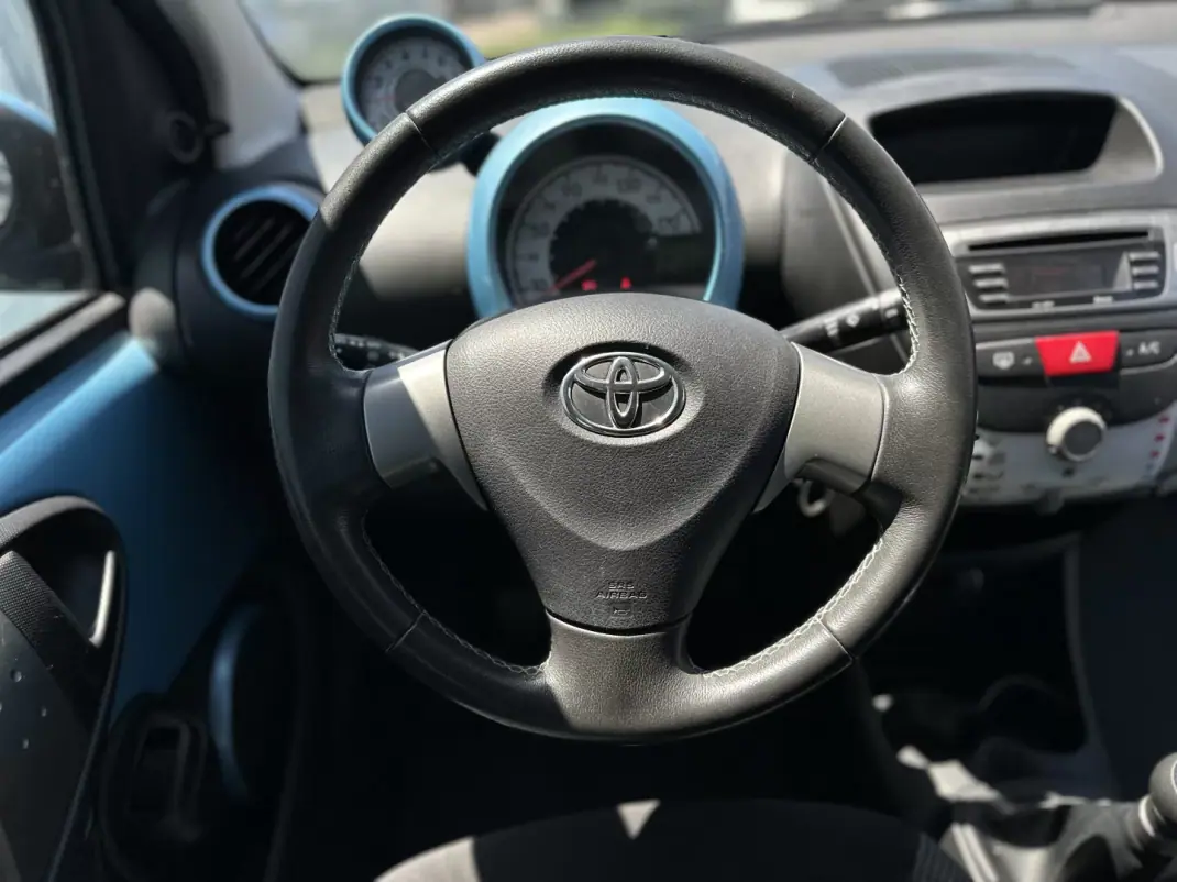 Toyota Aygo 2013 - 6490 EUR, 72000 km - AUTO.MOTO.pt - 72000km - foto 18 de 28