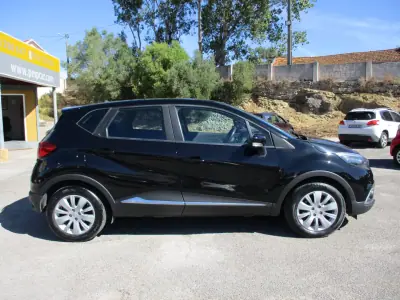 Renault Captur 2013 - 11500 EUR, 147000 km - AUTO.MOTO.pt - 147000km - foto 4 de 12