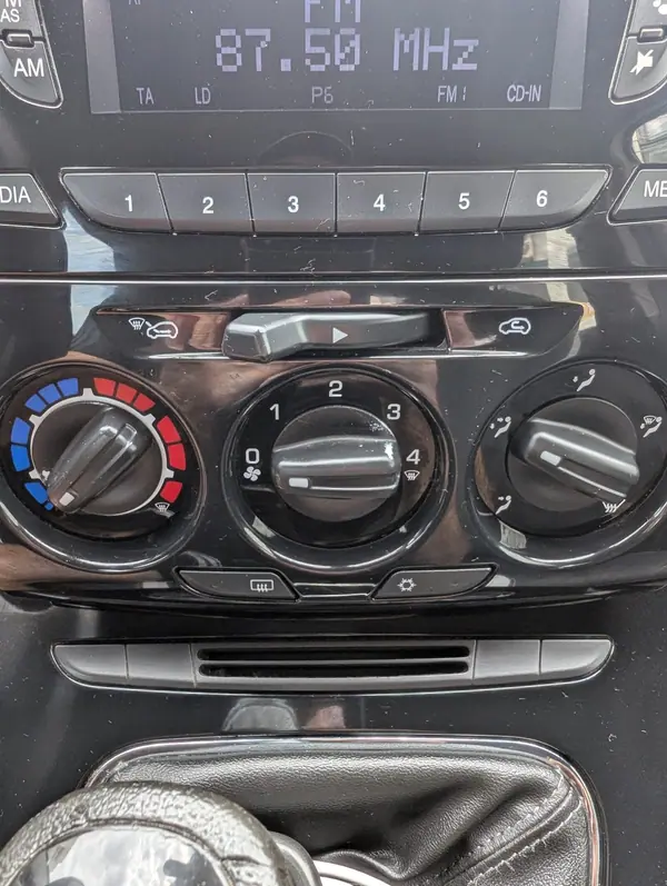 Lancia Ypsilon 2015 - 6400 EUR, 149726 km - 149726km - foto 14 de 15