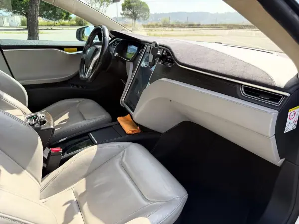 Tesla Model S 2015 - 27500 EUR, 162000 km - AUTO.MOTO.pt - 162000km - foto 9 de 21