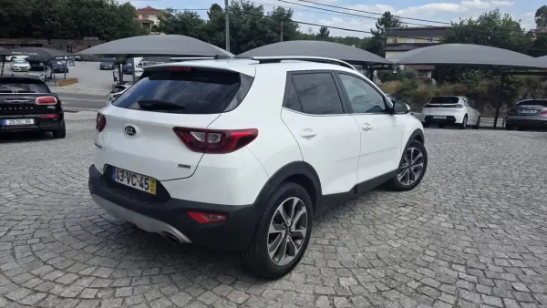 Kia Stonic 2018 - 13490 EUR, 71000 km - AUTO.MOTO.pt - 71000km - foto 3 de 5