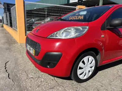 Peugeot 107 2013 - 5900 EUR, 101788 km - AUTO.MOTO.pt - 101788km - foto 3 de 9
