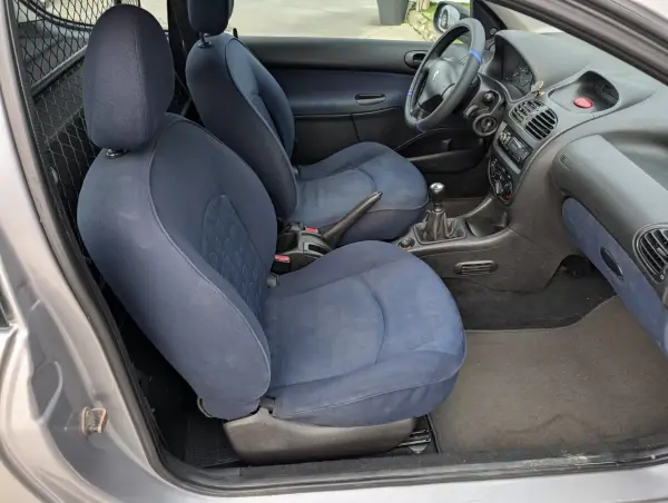 Peugeot 206 Van 1.4 HDi 2005 - 1750 EUR, 393364 km - AUTO.MOTO.pt - 393364km - foto 13 de 16