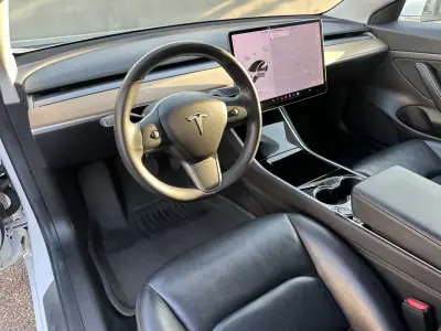 Tesla Model 3 2019 - 24900 EUR, 170000 km - 170000km - foto 25 de 49