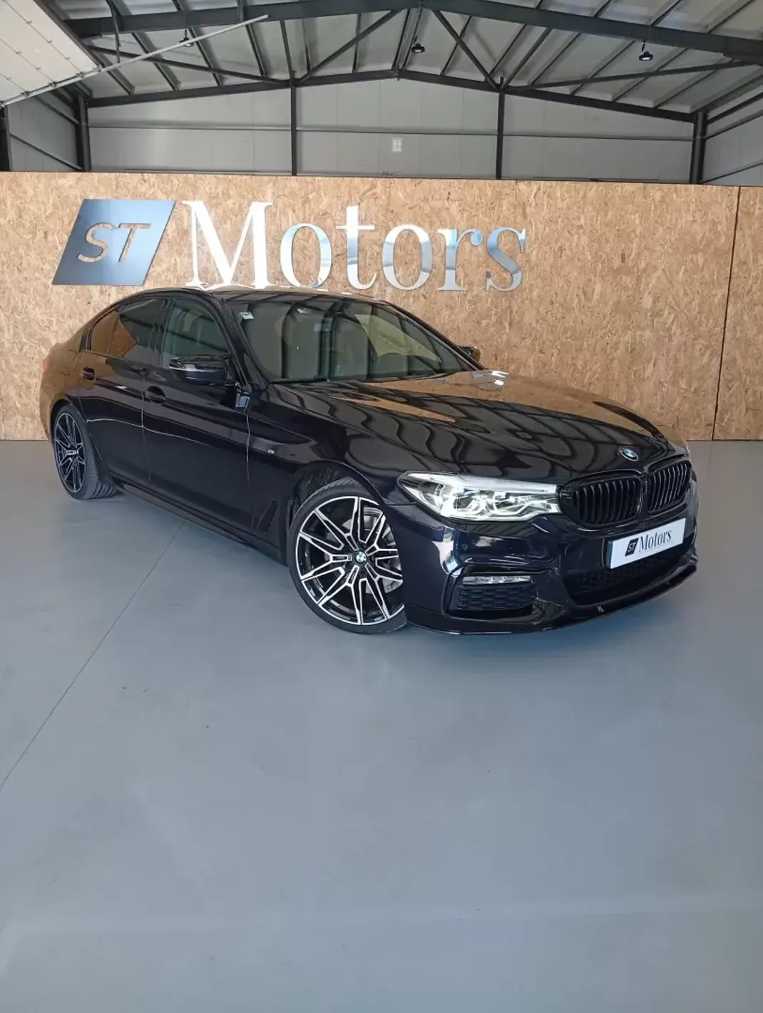 BMW 520 2017 - 33950 EUR, 225000 km - AUTO.MOTO.pt - 225000km - foto 1 de 21