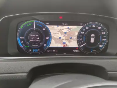 Volkswagen e-Golf 2019 - 15900 EUR, 81000 km - AUTO.MOTO.pt - 81000km - foto 15 de 26