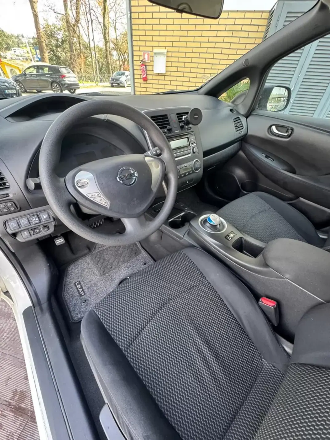 Nissan Leaf 2017 - 7900 EUR, 117534 km - AUTO.MOTO.pt - 117534km - foto 11 de 15