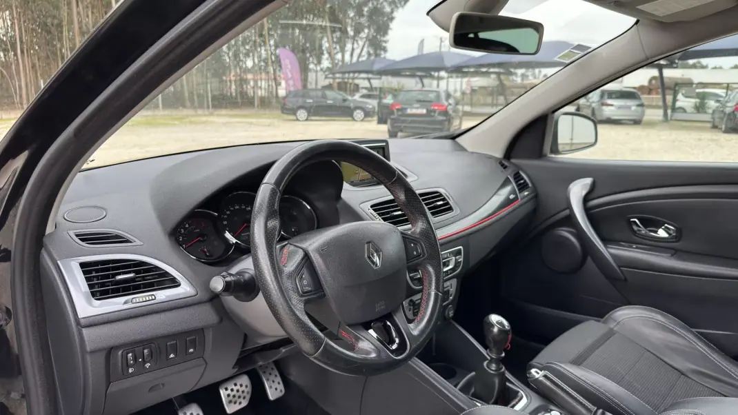 Renault Mégane Sport Tourer 2013 - 9950 EUR, 182000 km - AUTO.MOTO.pt - 182000km - foto 19 de 41