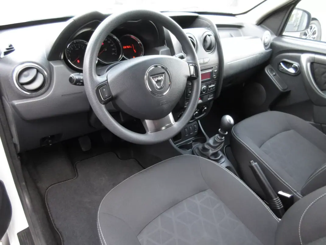Dacia Duster 2015 - 10990 EUR, 208000 km - AUTO.MOTO.pt - 208000km - foto 18 de 35