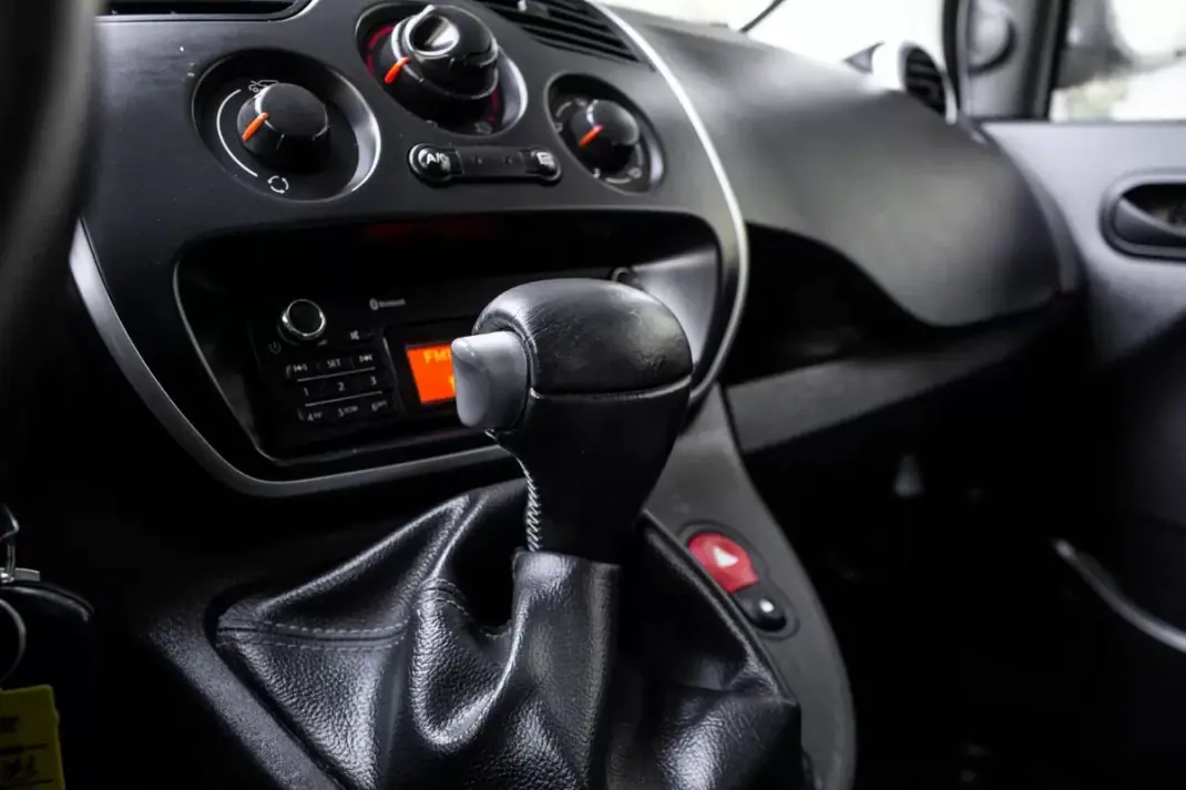 Renault Kangoo E-Tech Confort 2020 - 10750 EUR, 63577 km - AUTO.MOTO.pt - 63577km - foto 20 de 27