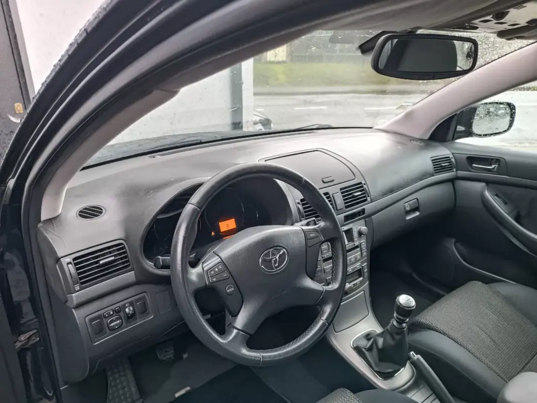 Toyota Avensis 2006 - 4999 EUR, 360000 km - AUTO.MOTO.pt - 360000km - foto 9 de 12