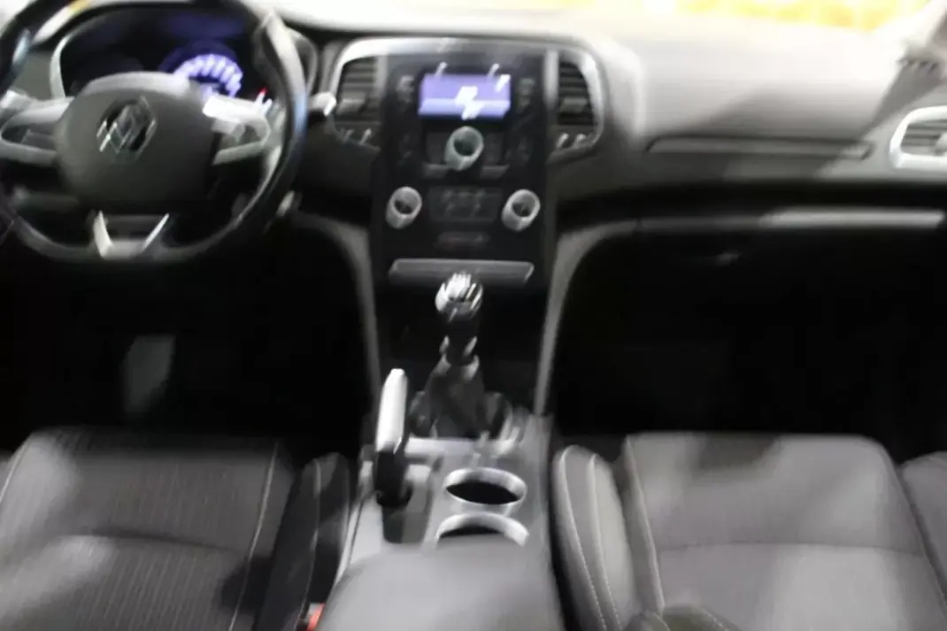 Renault Mégane Sport Tourer 2017 - 9900 EUR, 190000 km - AUTO.MOTO.pt - 190000km - foto 11 de 25