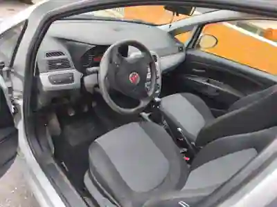 Fiat Grande Punto 2010 - 3950 EUR, 138000 km - AUTO.MOTO.pt - 138000km - foto 4 de 6