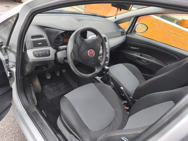 Fiat Grande Punto 2010 - 3950 EUR, 138000 km - AUTO.MOTO.pt - 138000km - foto 4 de 6