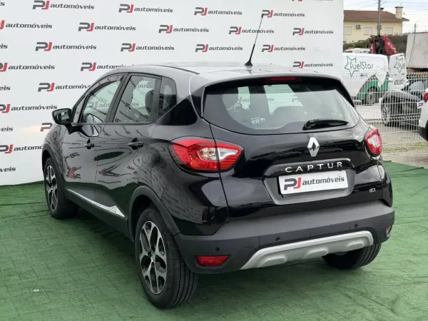 Renault Captur 2016 - 12990 EUR, 142000 km - AUTO.MOTO.pt - 142000km - foto 10 de 23