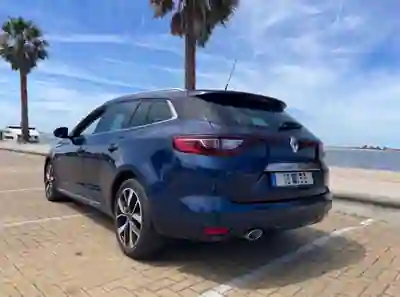 Renault Mégane Sport Tourer 2019 - 15950 EUR, 16000 km - AUTO.MOTO.pt - 16000km - foto 2 de 12