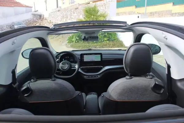 Fiat 500e C 2022 - 19980 EUR, 10413 km - AUTO.MOTO.pt - 10413km - foto 3 de 39