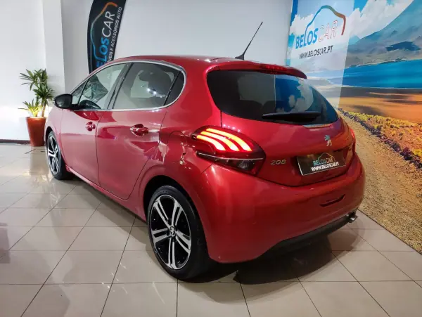 Peugeot 208 2018 - 12490 EUR, 61000 km - AUTO.MOTO.pt - 61000km - foto 6 de 28