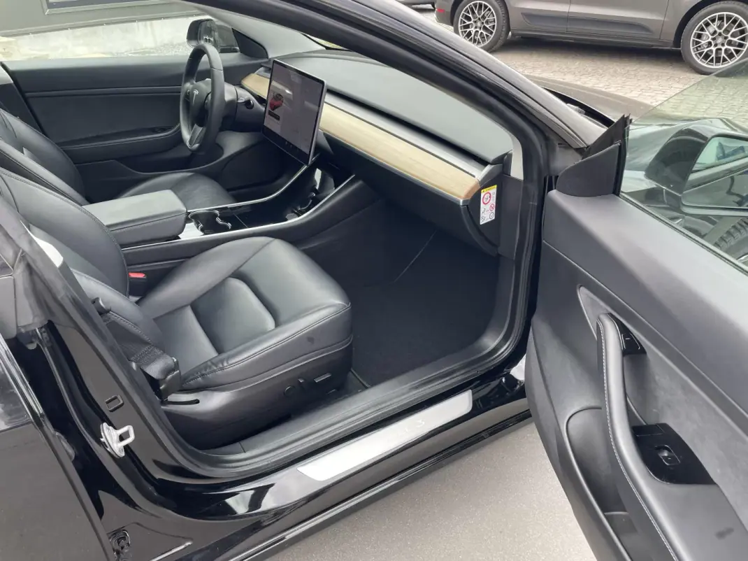 Tesla Model 3 2019 - 22995 EUR, 126801 km - AUTO.MOTO.pt - 126801km - foto 19 de 40