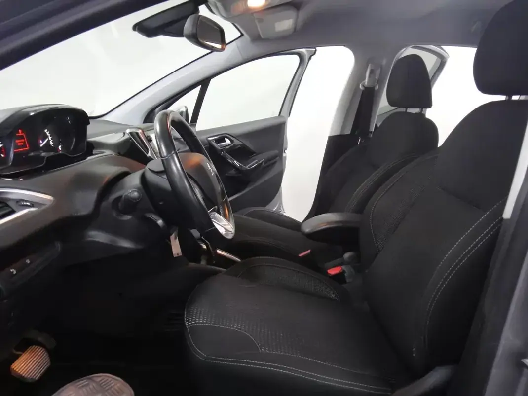 Peugeot 208 2019 - 11490 EUR, 71000 km - 71000km - foto 3 de 24