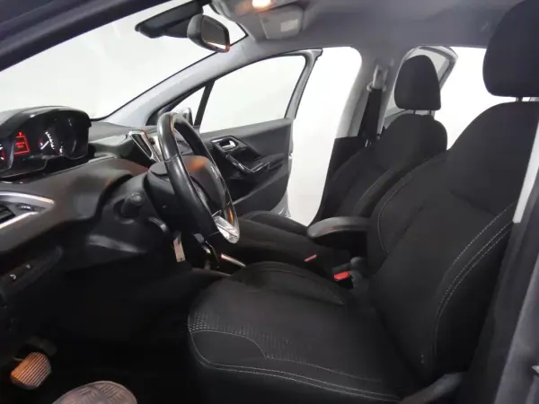 Peugeot 208 2019 - 11490 EUR, 71000 km - AUTO.MOTO.pt - 71000km - foto 3 de 24