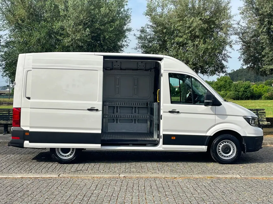 VW Crafter 2.0 TDI L3H3 IVA Dedutível 2022 - 26450 EUR, 128000 km - AUTO.MOTO.pt - 128000km - foto 6 de 33