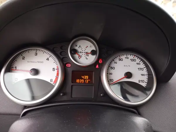 Peugeot 207 2007 - 5490 EUR, 183913 km - AUTO.MOTO.pt - 183913km - foto 10 de 10