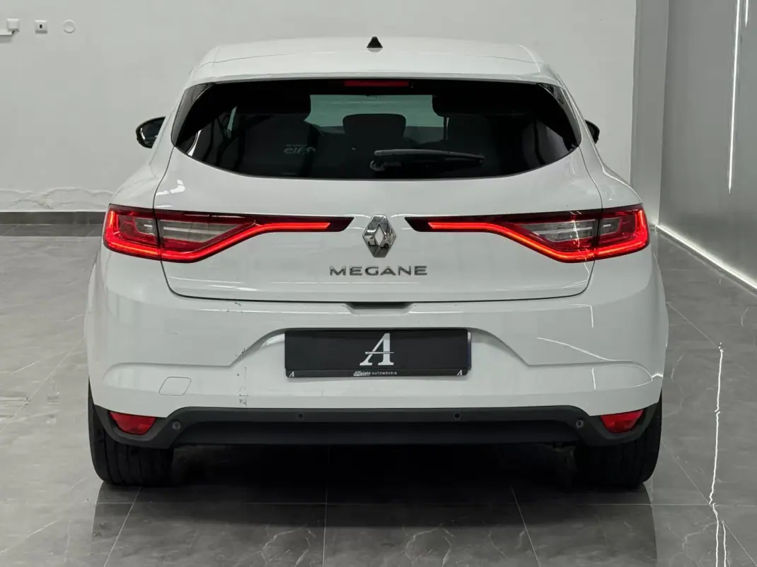 Renault Mégane 2019 - 15990 EUR, 124000 km - AUTO.MOTO.pt - 124000km - foto 5 de 11