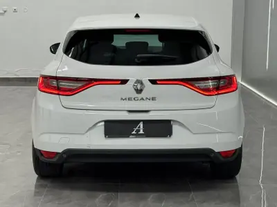 Renault Mégane 2019 - 15990 EUR, 124000 km - AUTO.MOTO.pt - 124000km - foto 5 de 11