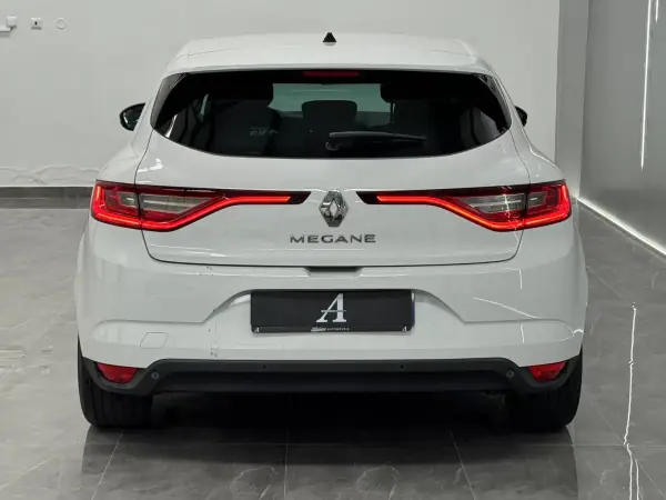 Renault Mégane 2019 - 15990 EUR, 124000 km - AUTO.MOTO.pt - 124000km - foto 5 de 11