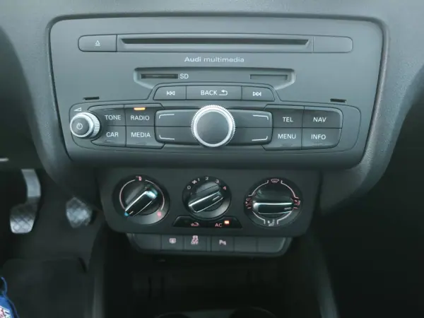 Audi A1 2010 - 9950 EUR, 236924 km - AUTO.MOTO.pt - 236924km - foto 34 de 43