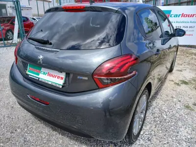 Peugeot 208 2017 - 7950 EUR, 104781 km - AUTO.MOTO.pt - 104781km - foto 10 de 26