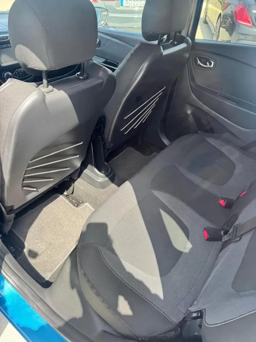 Renault Captur 2015 - 14900 EUR, 164000 km - AUTO.MOTO.pt - 164000km - foto 10 de 17