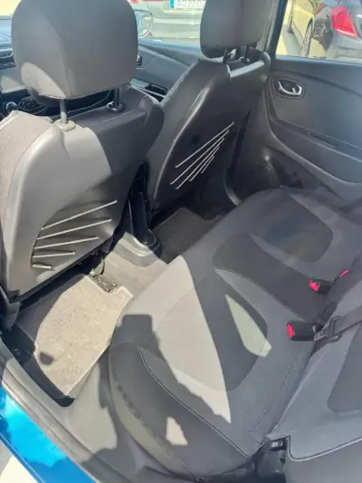 Renault Captur 2015 - 14900 EUR, 164000 km - AUTO.MOTO.pt - 164000km - foto 10 de 17