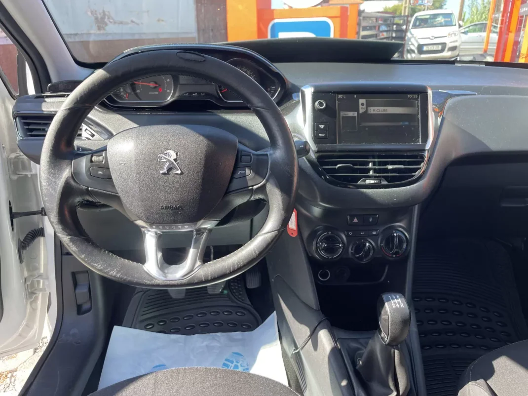 Peugeot 208 2013 - 9950 EUR, 188022 km - AUTO.MOTO.pt - 188022km - foto 10 de 12