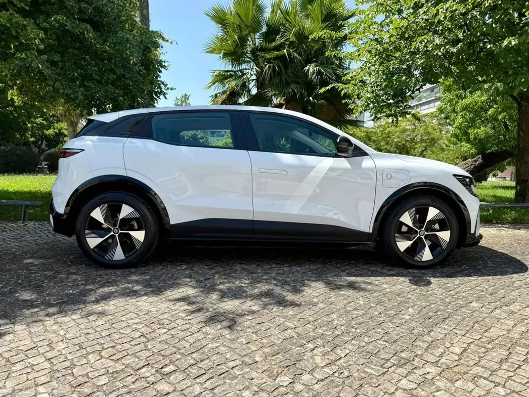Renault Mégane E-Tech 2023 - 21990 EUR, 43500 km - AUTO.MOTO.pt - 43500km - foto 9 de 38