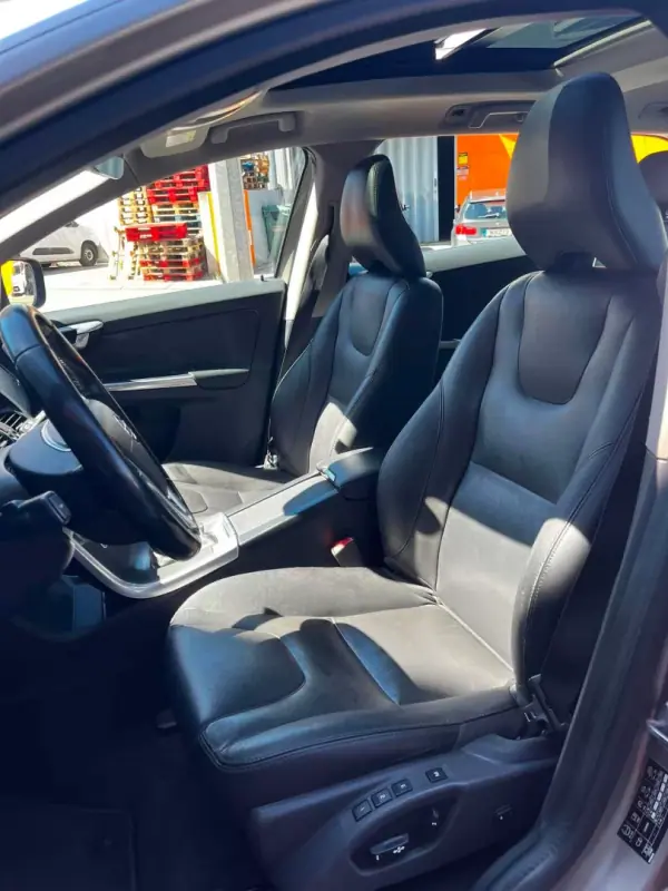 Volvo XC 60 2015 - 17900 EUR, 235971 km - 235971km - foto 5 de 23