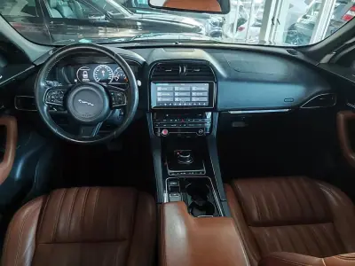 Jaguar F-Pace 2017 - 22500 EUR, 147000 km - AUTO.MOTO.pt - 147000km - foto 38 de 40