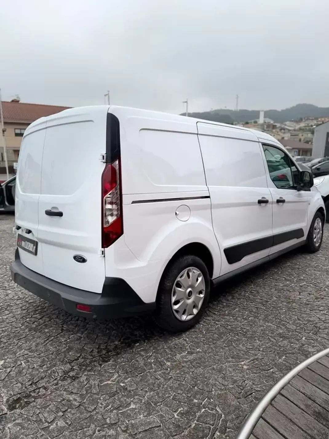 Ford Transit Connect 2018 - 10500 EUR, 165000 km - AUTO.MOTO.pt - 165000km - foto 6 de 6