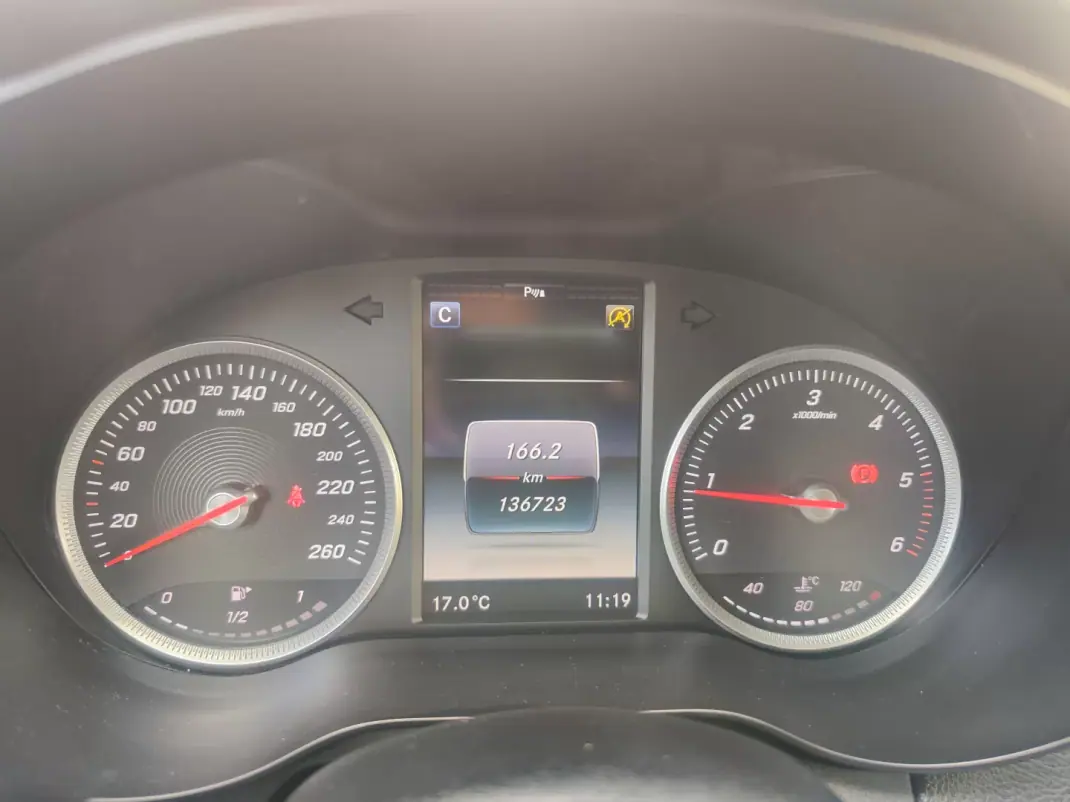 Mercedes-Benz C 200 2017 - 18980 EUR, 136500 km - AUTO.MOTO.pt - 136500km - foto 29 de 40