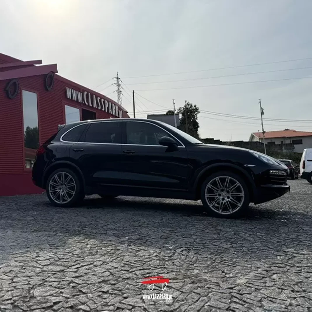 Porsche Cayenne 2012 - 29500 EUR, 211000 km - AUTO.MOTO.pt - 211000km - foto 11 de 22
