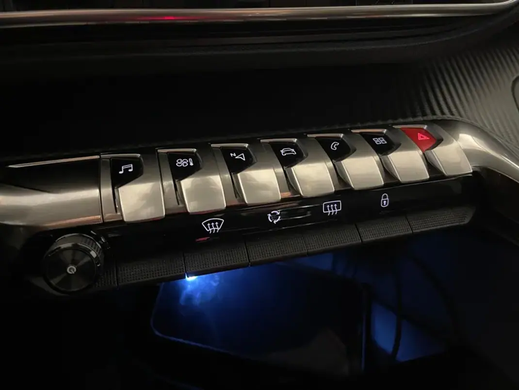 Peugeot 3008 2021 - 19900 EUR, 89000 km - AUTO.MOTO.pt - 89000km - foto 26 de 32