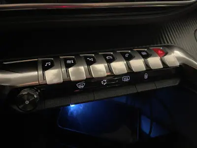 Peugeot 3008 2021 - 19900 EUR, 89000 km - AUTO.MOTO.pt - 89000km - foto 26 de 32