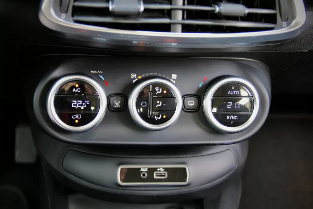 Fiat 500X 2016 - 11950 EUR, 140000 km - AUTO.MOTO.pt - 140000km - foto 19 de 33