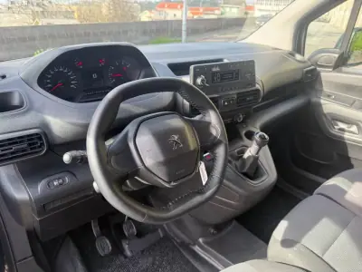 Peugeot PARTNER GIRAFON 2019 - 10900 EUR, 186000 km - AUTO.MOTO.pt - 186000km - foto 9 de 27