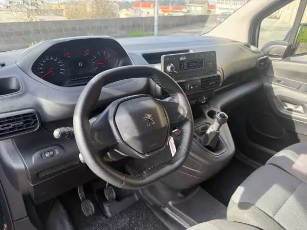 Peugeot PARTNER GIRAFON 2019 - 10900 EUR, 186000 km - AUTO.MOTO.pt - 186000km - foto 9 de 27