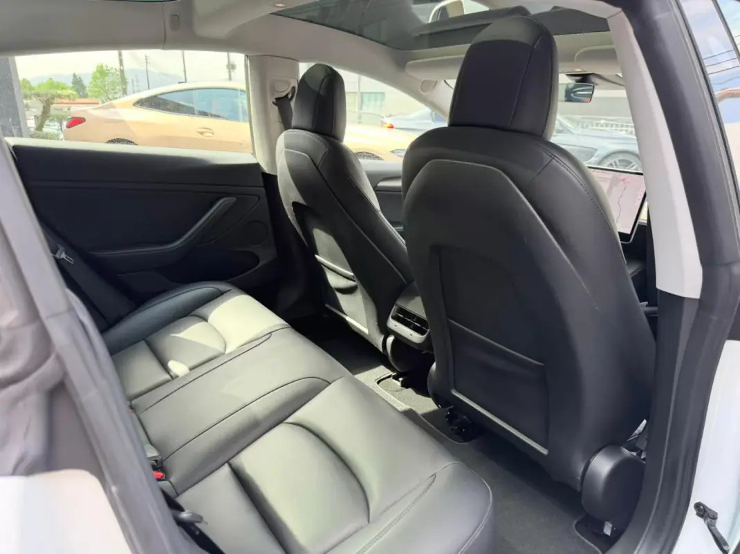 Tesla Model 3 2021 - 24900 EUR, 142000 km - AUTO.MOTO.pt - 142000km - foto 9 de 10