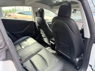 Tesla Model 3 2021 - 24900 EUR, 142000 km - AUTO.MOTO.pt - 142000km - foto 9 de 10