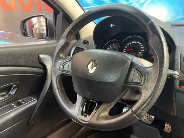 Renault Mégane Coupe 2014 - 9750 EUR, 182000 km - AUTO.MOTO.pt - 182000km - foto 33 de 44
