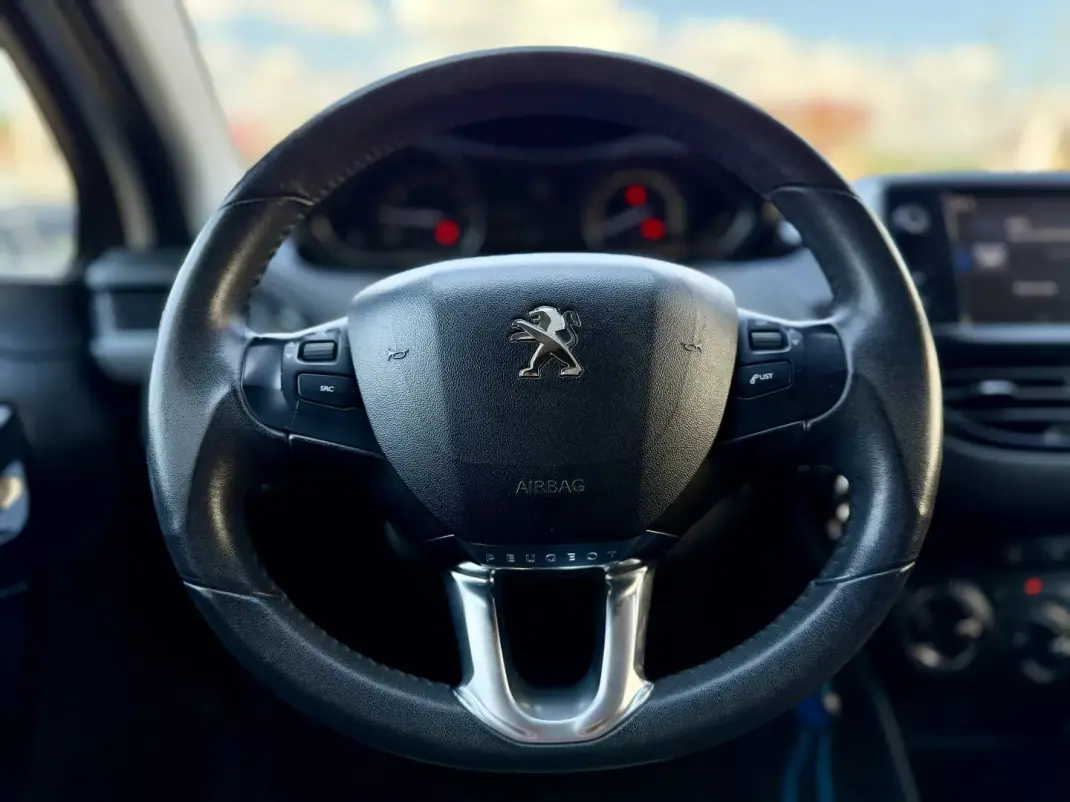 Peugeot 208 2016 - 8950 EUR, 83000 km - AUTO.MOTO.pt - 83000km - foto 19 de 25
